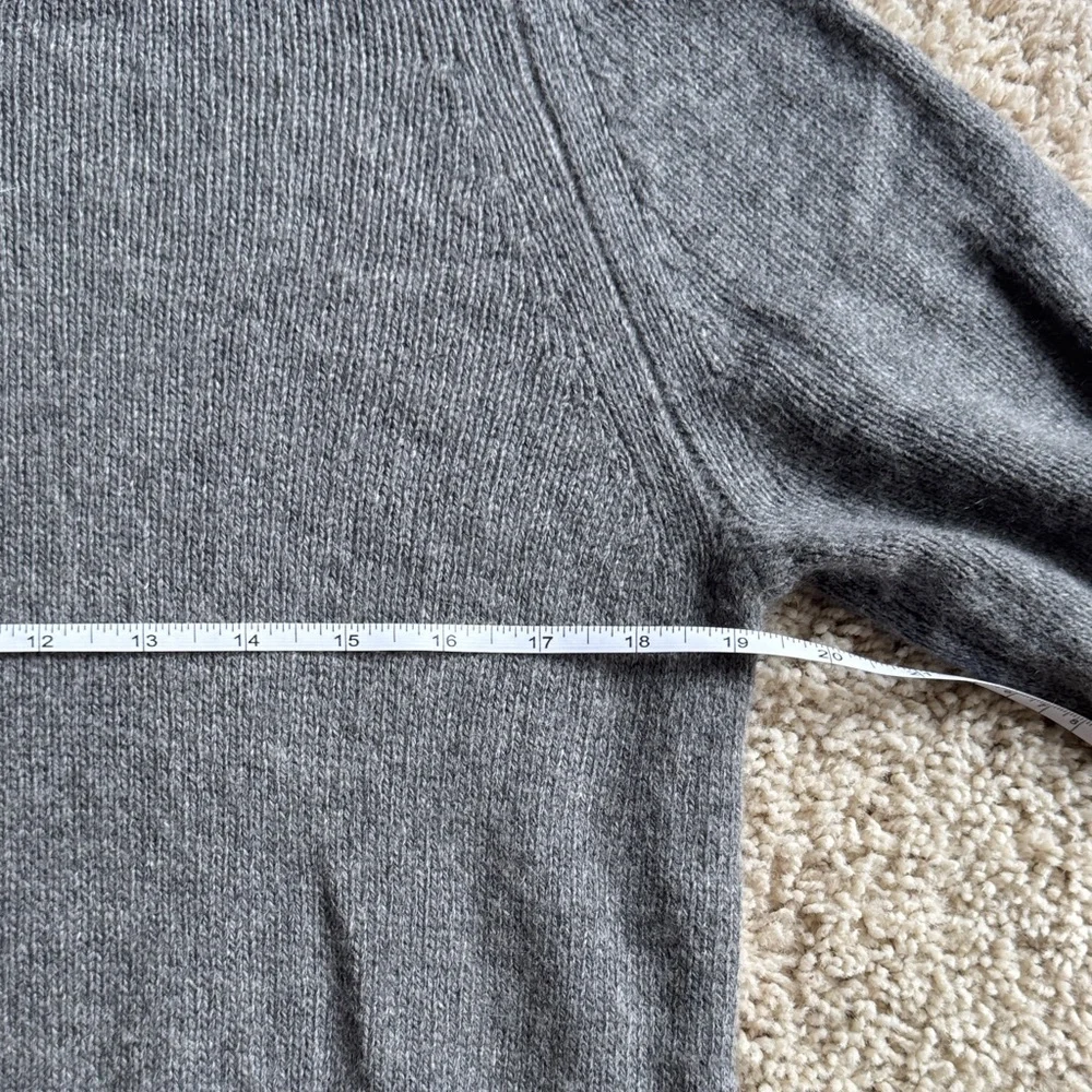 Banana Republic Dark Gray V-Neck Sweater with Elbow Patches Men’s M EUC
